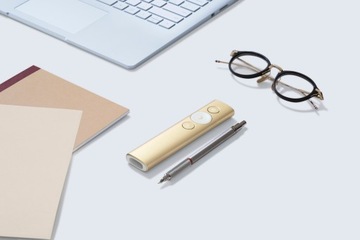 Пульт презентационного управления Logitech Spotlight золотого цвета