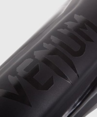 Venum Elite — защитные накладки на голени