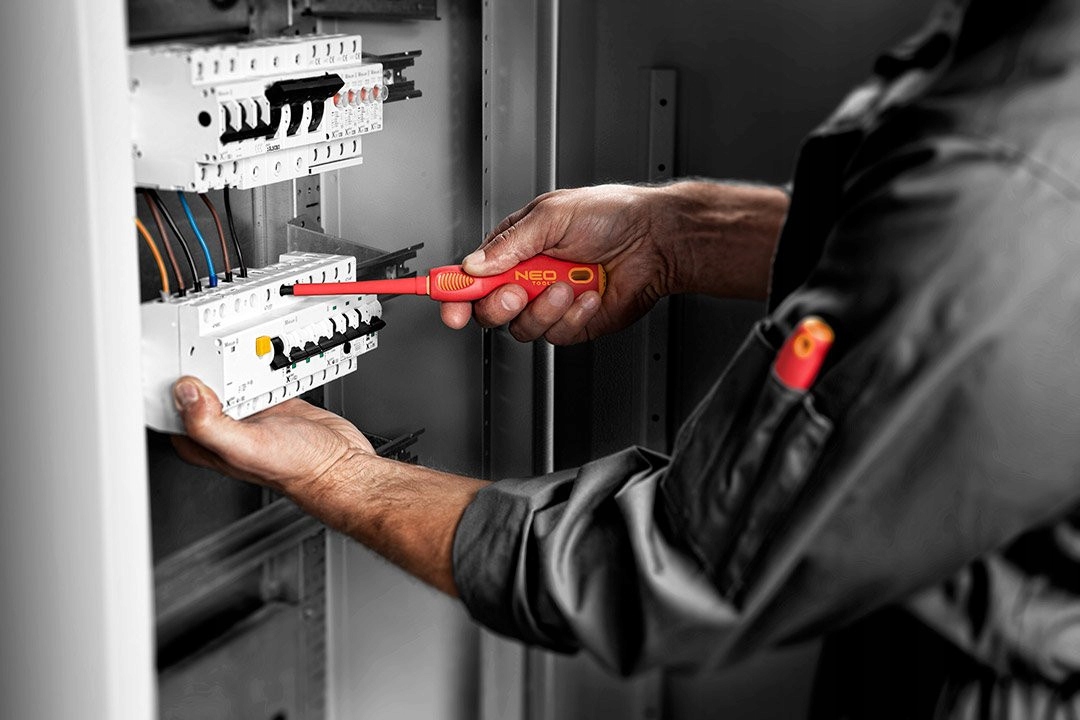 NEO WKRĘTAK ŚRUBOKRĘT DO BEZPIECZNIKÓW S SL/PH2 x 100mm 1kV IZOLACJA 1000V