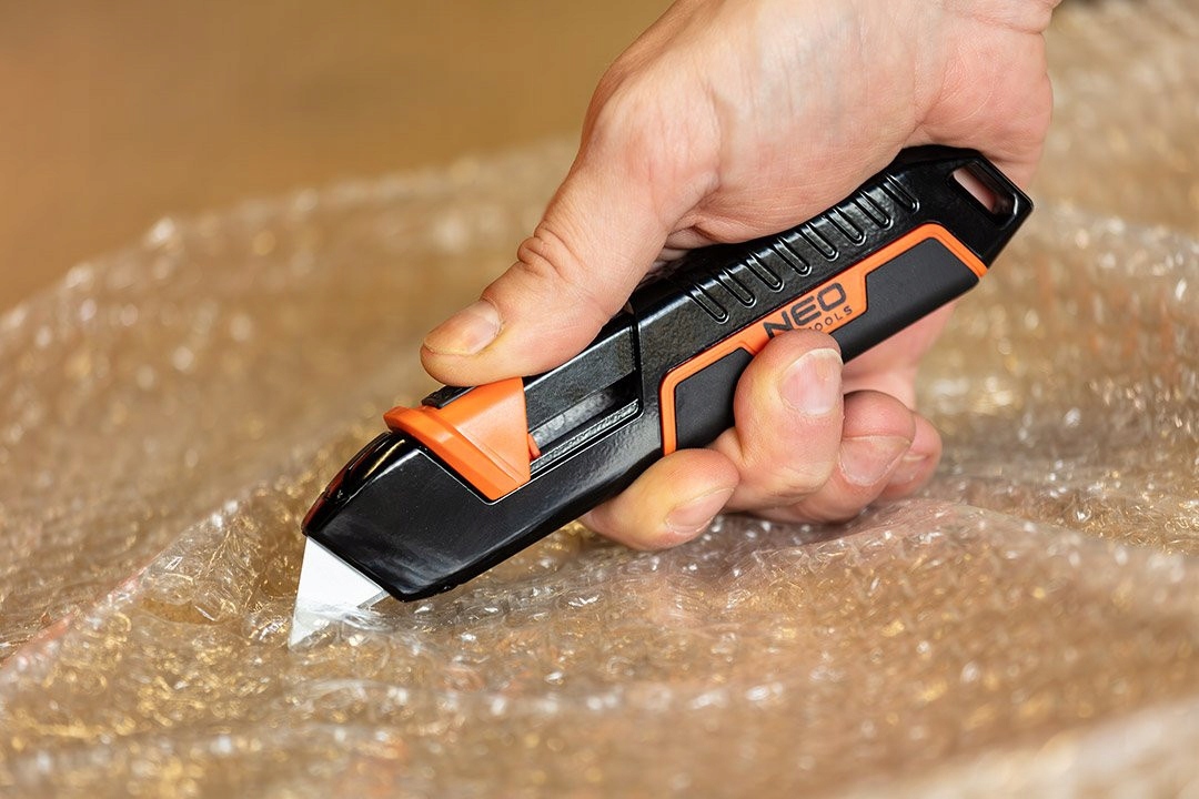 NEO UNIWERSALNY NÓŻ Z OSTRZEM TRAPEZOWYM BEZPIECZNY FAST/SAFE BLADE 63-704