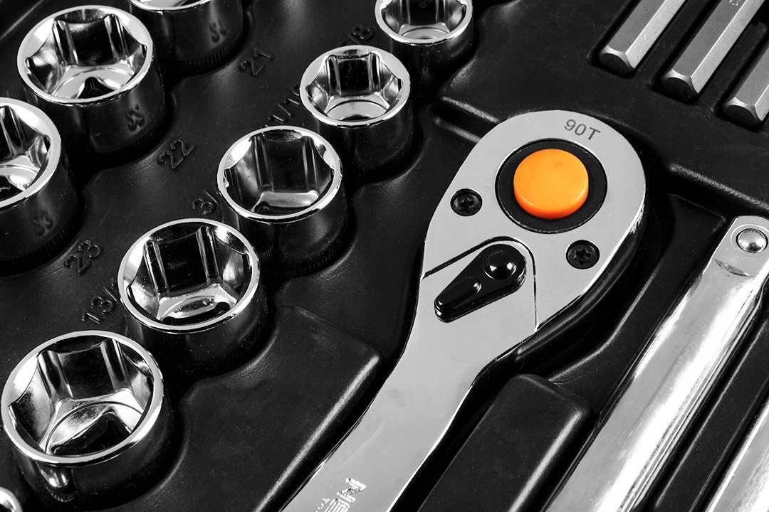 NEO ZESTAW KLUCZE NASADOWE 1/2 3/8 1/4 233 szt. 3 GRZECHOTKI WALIZKA 10-078