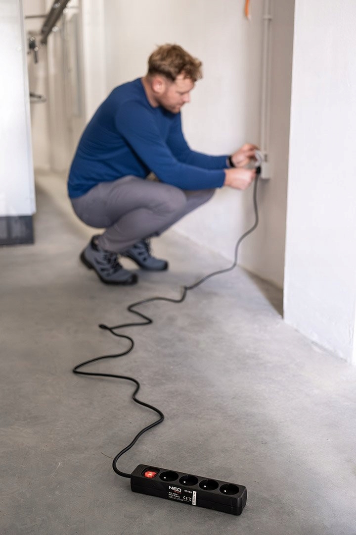 NEO PRZEDŁUŻACZ LISTWA ZASILAJĄCA 1,5M 3x1.5mm2 3 GNIAZDA WYŁĄCZNIKIEM