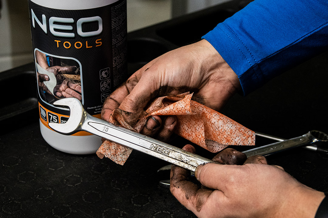 NEO CHUSTECZKI ZE ŚCIERNIWEM CZYSZCZENIE ZABRUDZEŃ RĄK NARZĘDZI 75SZT 20X21