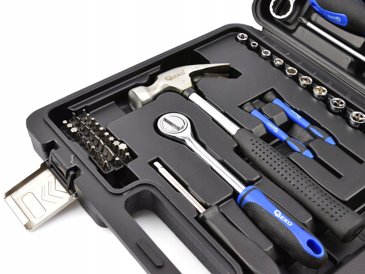 ZESTAW NARZĘDZI, KLUCZY I WKRĘTAKÓW 73EL. WALIZKA G10108 GEKO