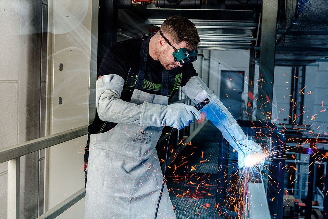 NEO TOOLS FARTUCH OCHRONNY SPAWALNICZY TRUDNOPALNY SKÓRZANY 60x90CM 81-891