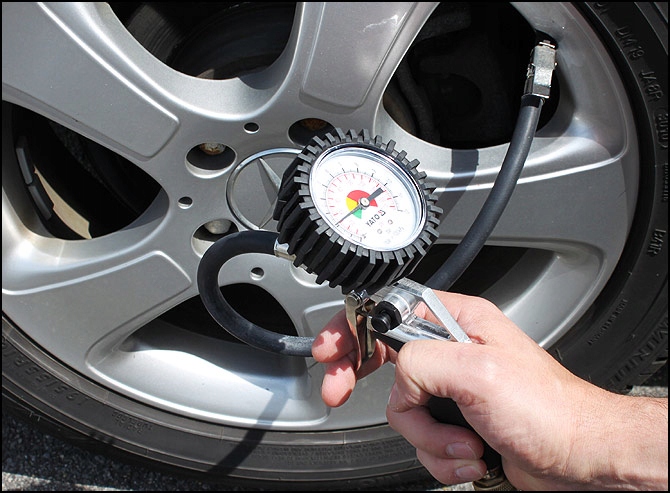 YATO YT-2370 PISTOLET DO POMPOWANIA KÓŁ MANOMETR