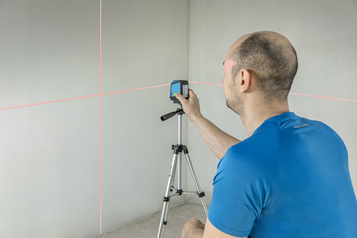 HOGERT POZIOMNICA LASEROWA CZERWONA 24M IP54 ETUI HT4M071