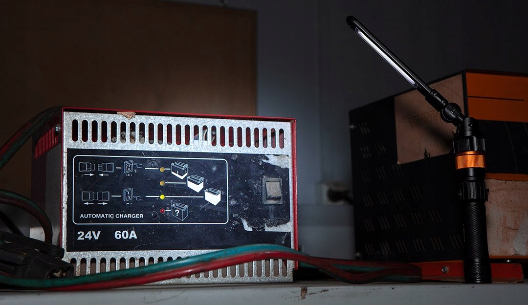 NEO TOOLS LATARKA LAMPA NA GIĘTKIM RAMIENIU 3W1 IP44 FUNKCJA ZOOM 2200 mAh