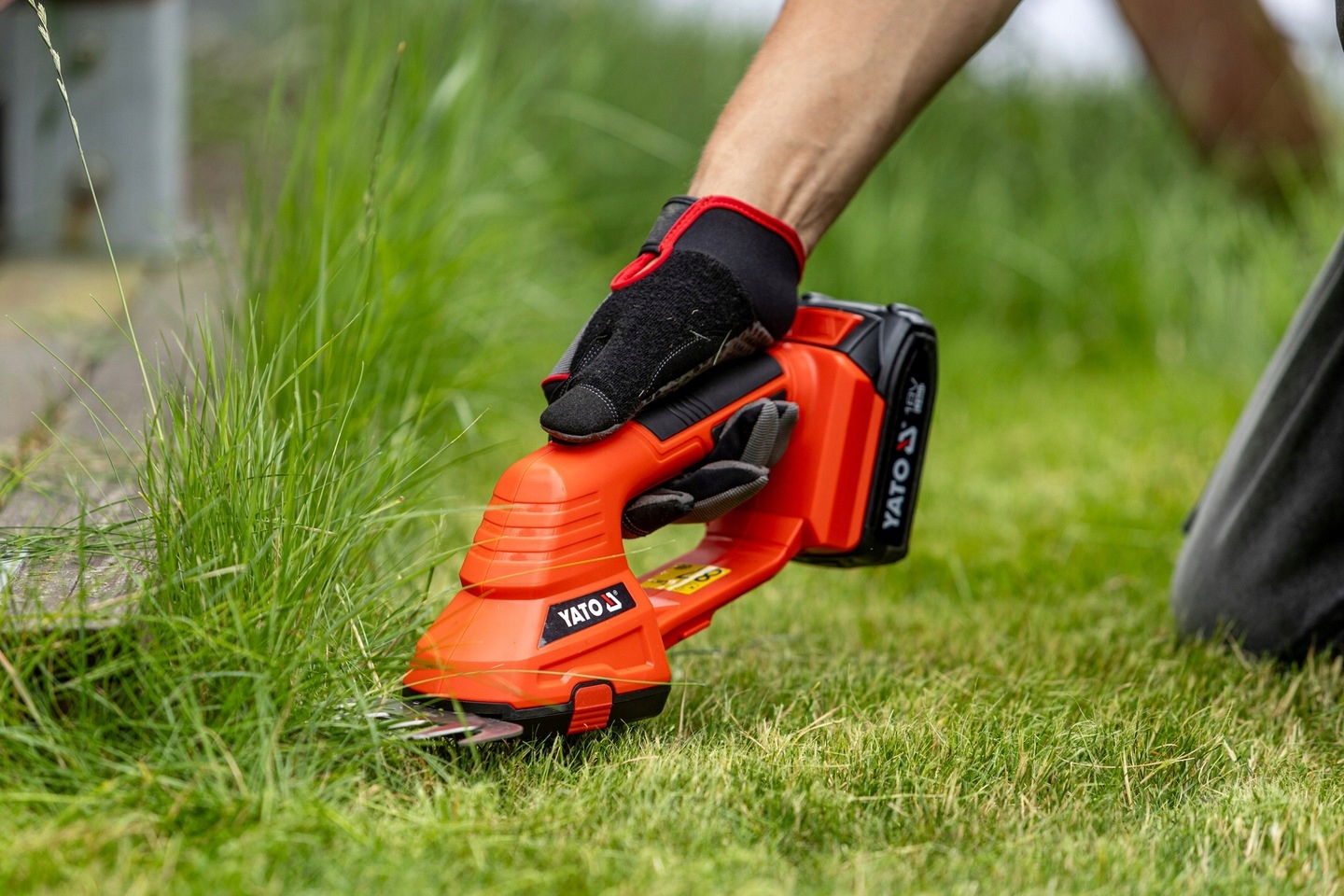 NOŻYCE ELEKTRYCZNE AKUMULATOROWE DO TRAWY KRZEWÓW ŻYWOPŁOTU YATO 18V