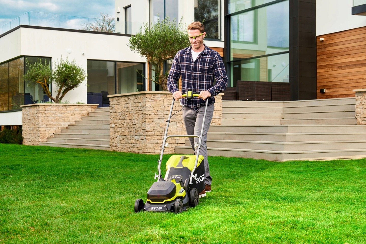RYOBI KOSIARKA AKUMULATOROWA 18V 4Ah 37CM 45L ONE+