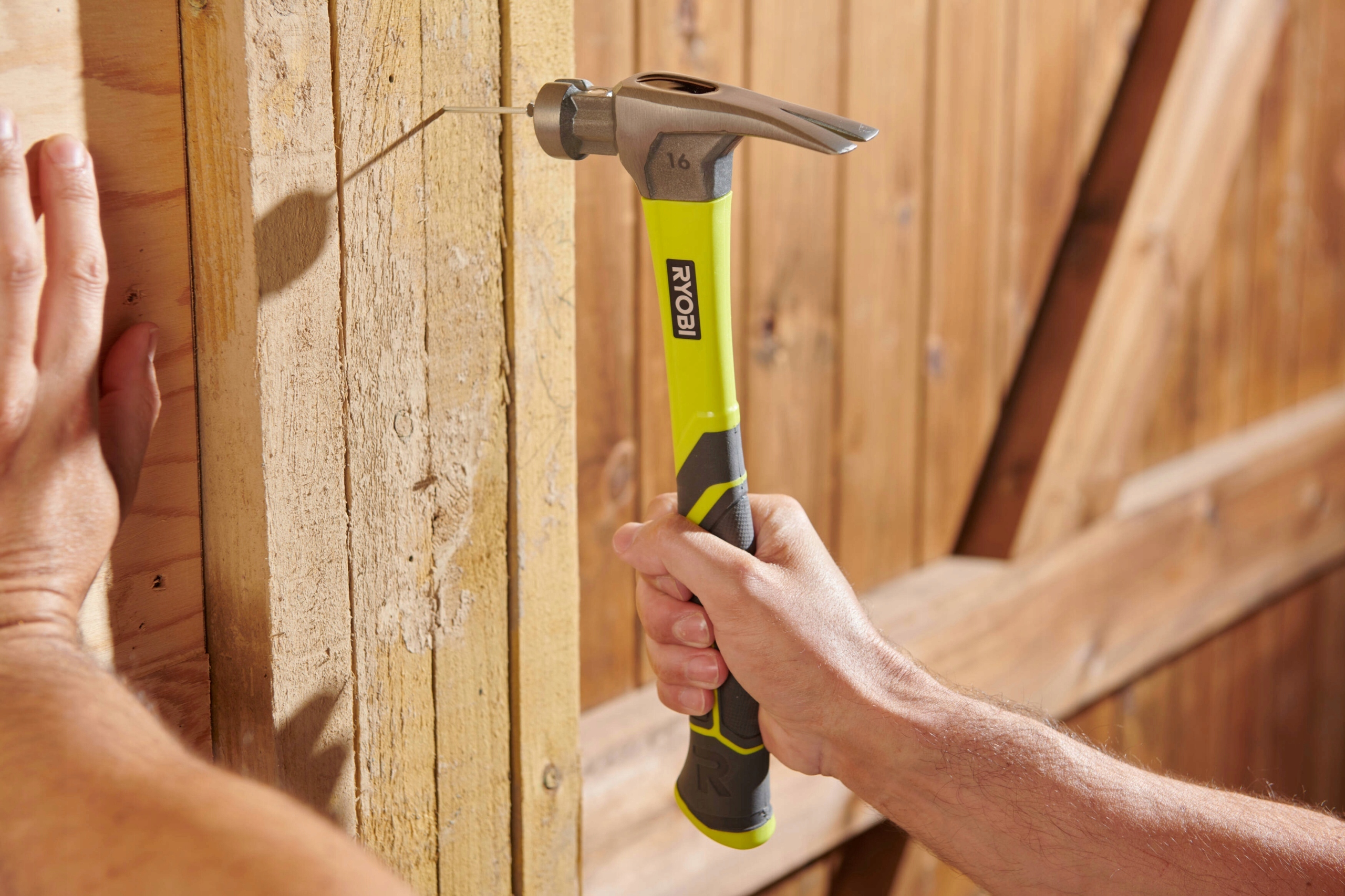 RYOBI RH16FSS MŁOTEK Z UCHWYTEM MAGNETYCZNYM 450g
