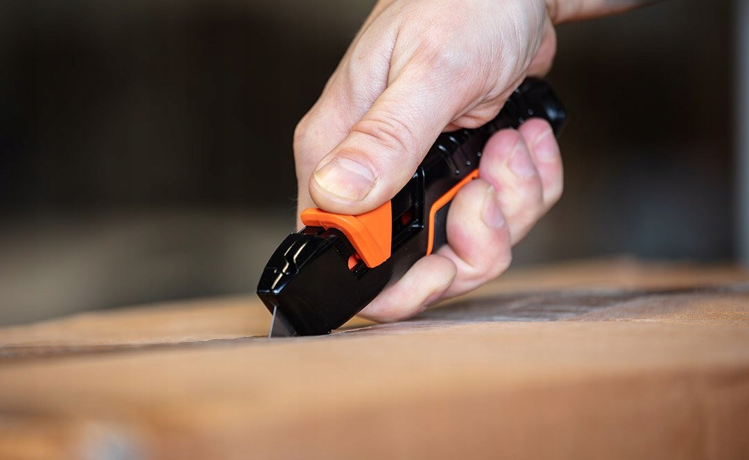 NEO UNIWERSALNY NÓŻ Z OSTRZEM TRAPEZOWYM BEZPIECZNY FAST/SAFE BLADE 63-704