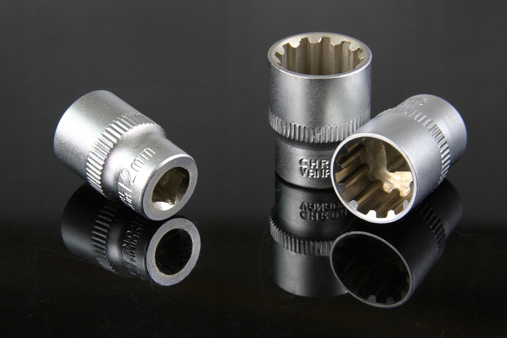 ZESTAW NASADEK NA LISTWIE NASADKI 1/4 KLUCZE DWUNASTOKĄTNE SPLINE 4-14 13el