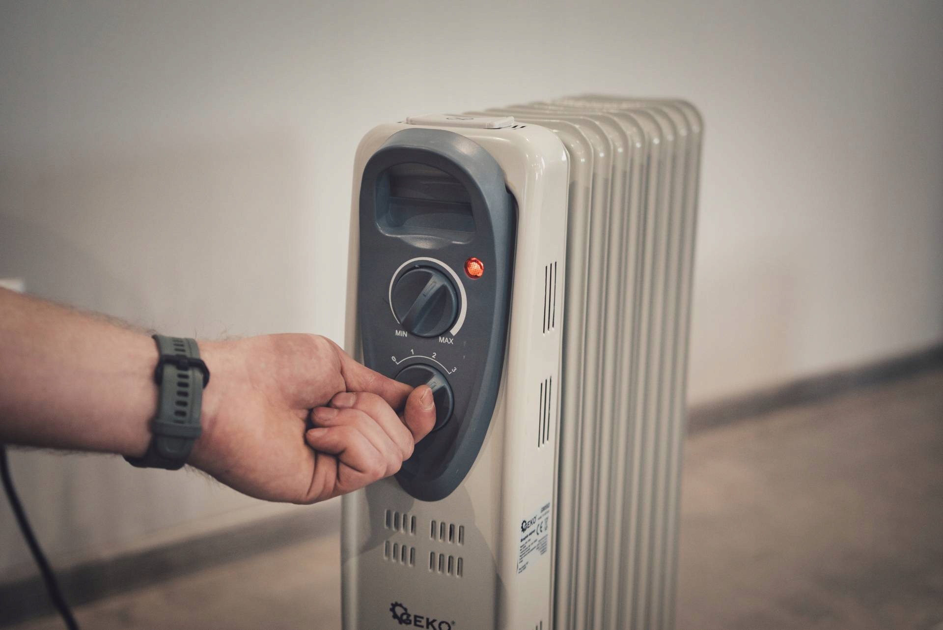 GRZEJNIK OLEJOWY REGULACJA TERMOSTAT 9 ŻEBER 800/1200/2000W 3 TRYBY 2000W