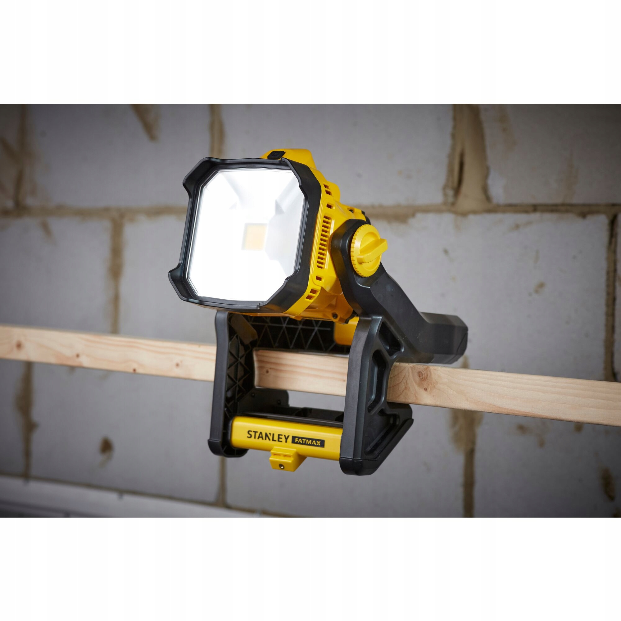 STANLEY V20 LAMPA OBSZAROWA LATARKA 18V SFMCL030B