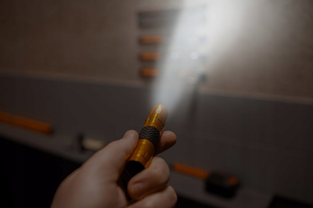 NEO MINI LATARKA 20LM 1XAA KIESZONKOWA 97 mm SURVIVAL TURYSTYCZNY 63-182-2