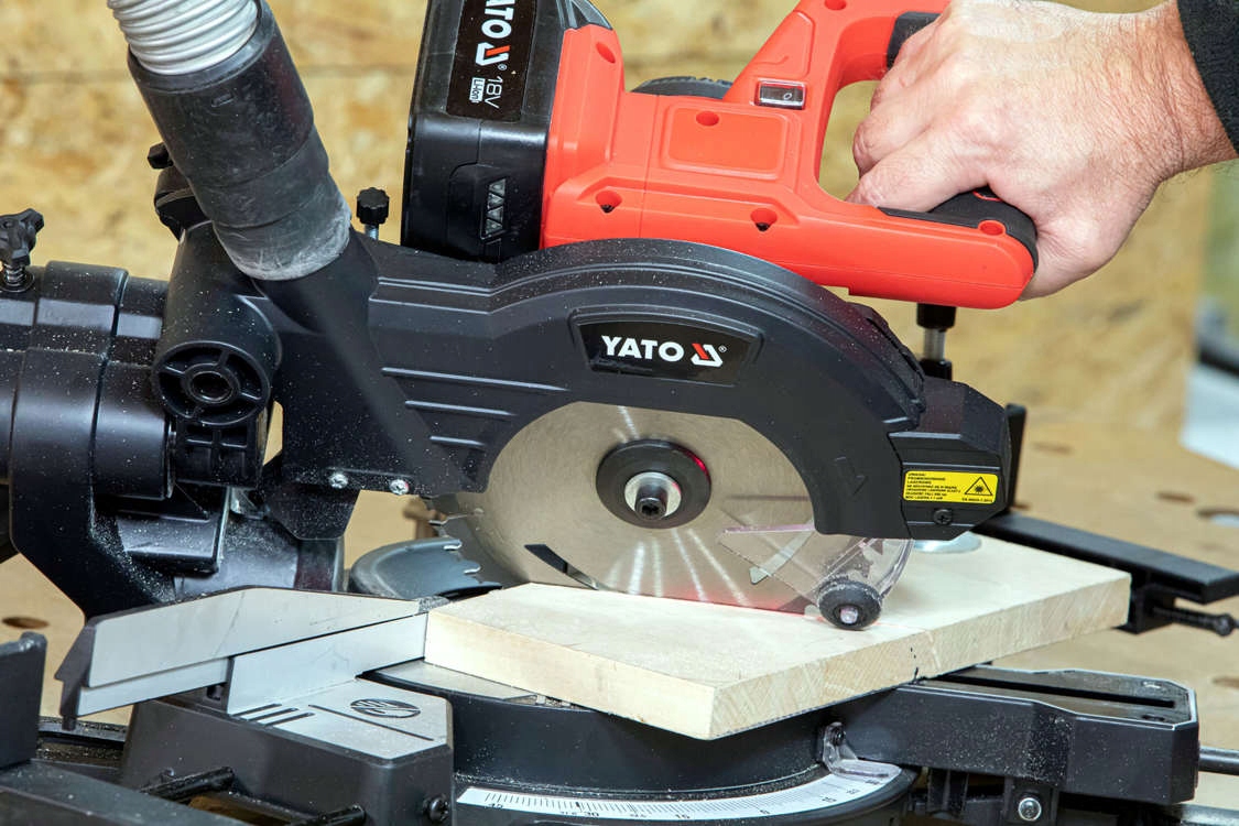 YATO PILARKA PIŁA UKOŚNICA AKUMULATOROWA 18V +4Ah 185mm YT-82816