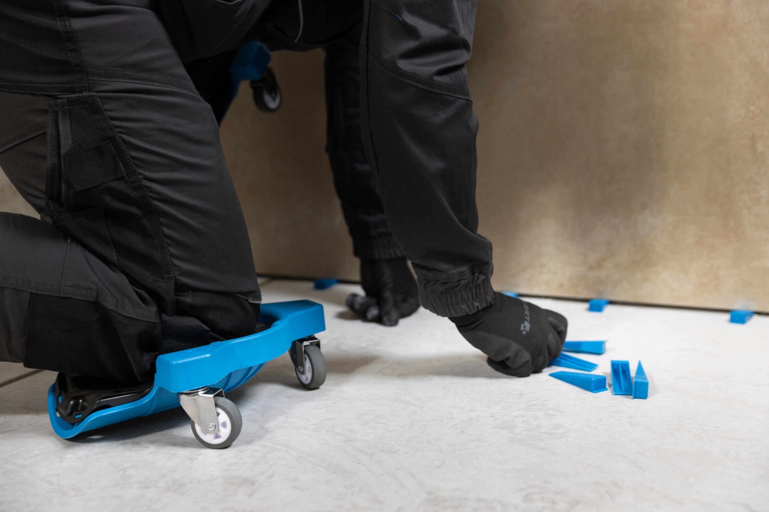 HOGERT OCHRONIACZE NA KOLONA Z KÓŁKAMI KLĘCZNIK WÓZEK GLAZURNICZY HT3B354