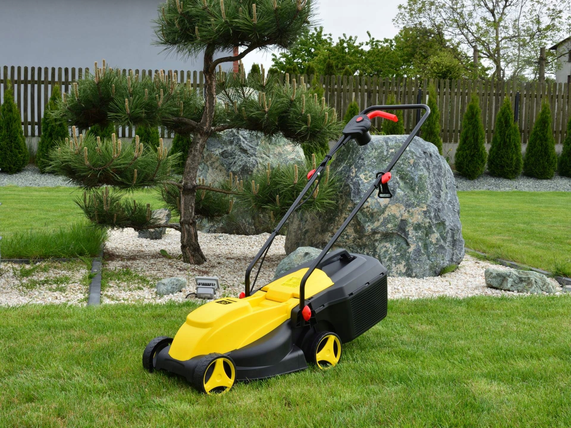 KOSIARKA ELEKTRYCZNA DO TRAWY 1300W NÓŻ 32CM LEKKA KOSZ 30L Z REGULACJĄ