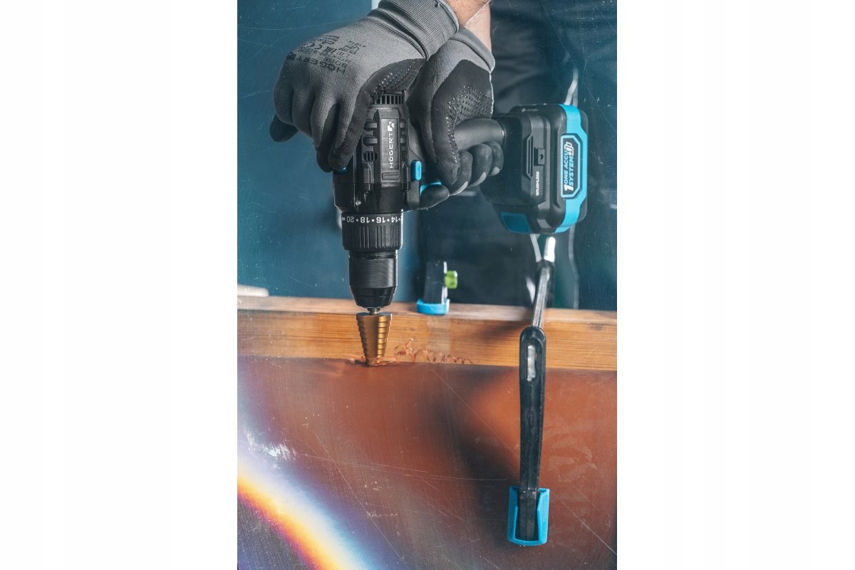 HOEGERT ZESTAW WIERTARKO WKRĘTARKA 80NM 4Ah AKUMULATOR 18V WALIZKA HT2E246