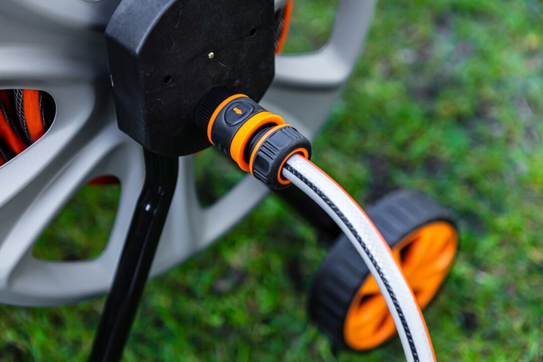 NEO WÓZEK NA WĄŻ OGRODOWY METALOWY DO 60m 1/2" +PROWADNICA WĘŻA 15-792