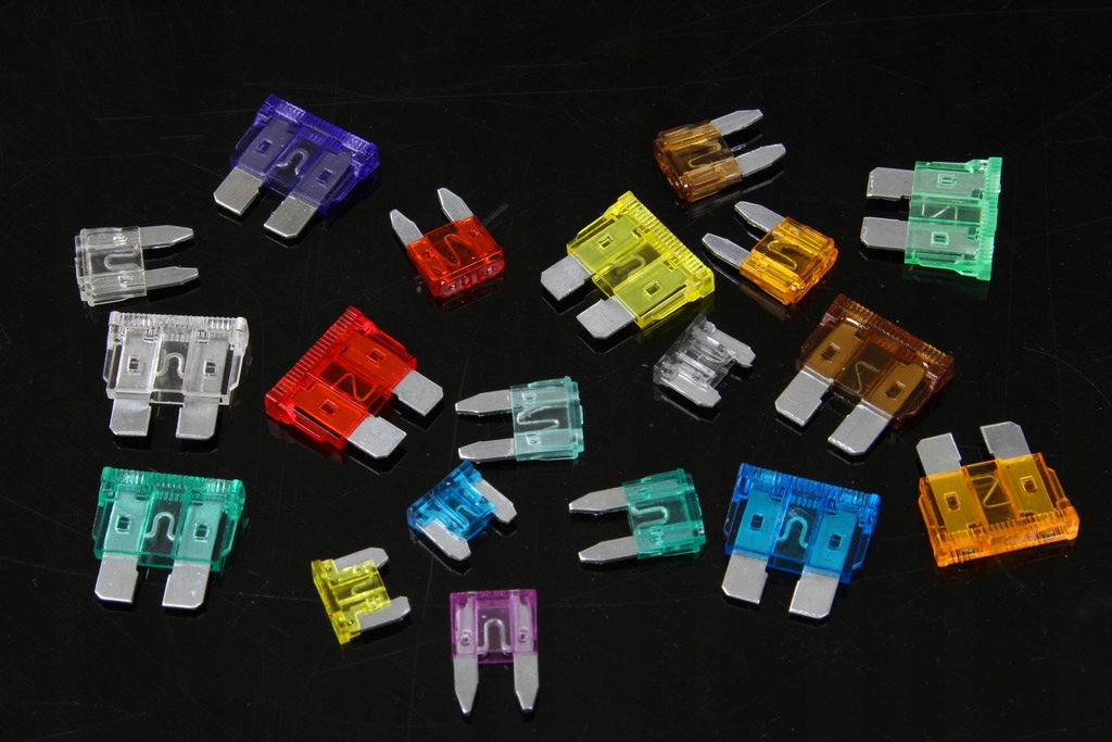 ZESTAW BEZPIECZNIKÓW SAMOCHODOWYCH Z PRÓBÓWKĄ 310el. MAR-POL M66502