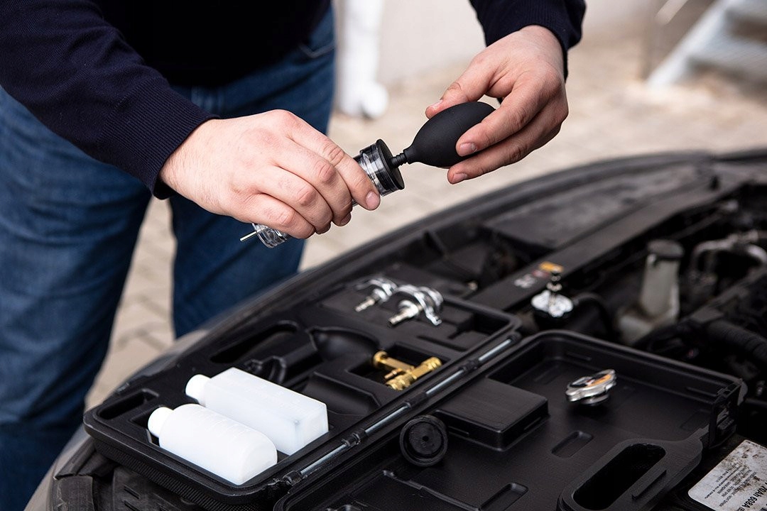 NEO TOOLS TESTER SZCZELNOŚCI USZCZELKI POD GŁOWICĄ WALIZKA 11-271