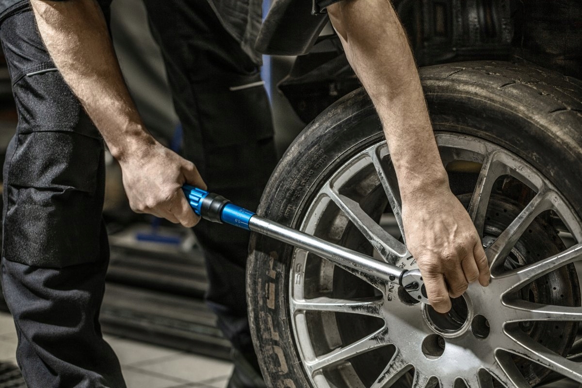 HOGERT HT1W714 KLUCZ DYNAMOMETRYCZNY 1/2' 60-330NM