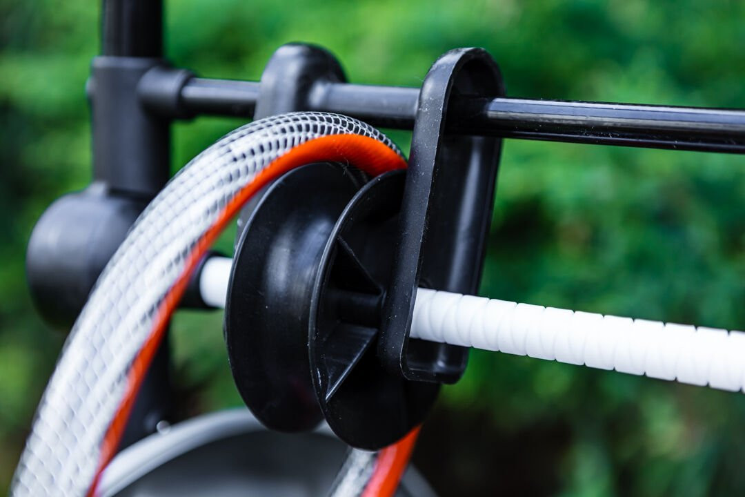 NEO WÓZEK NA WĄŻ OGRODOWY METALOWY DO 60m 1/2" +PROWADNICA WĘŻA 15-792