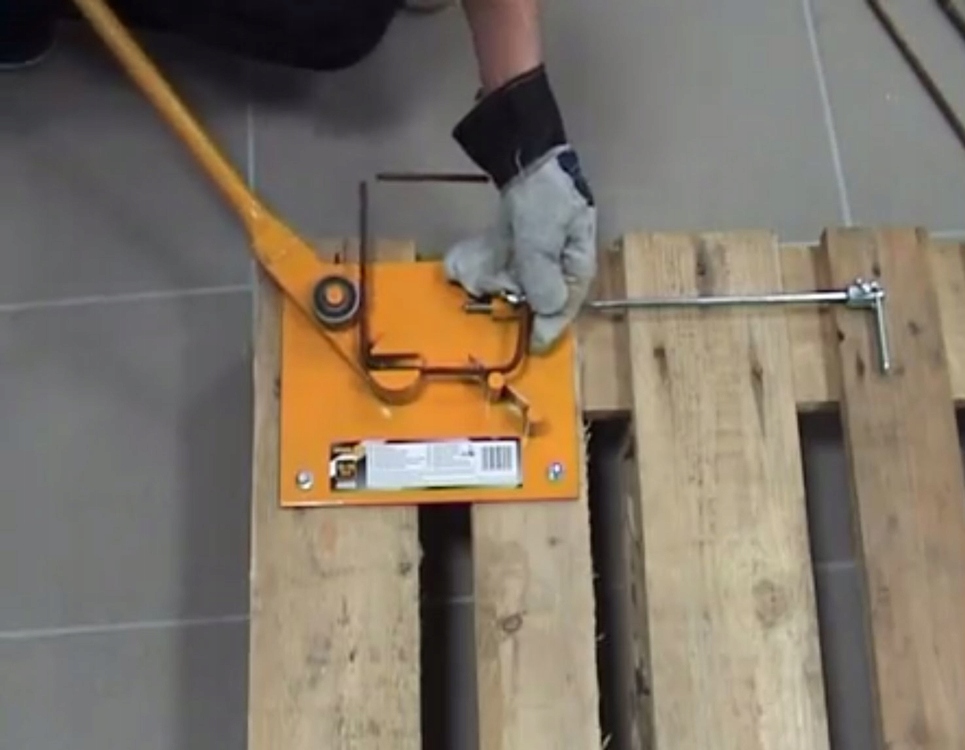 GIĘTARKA STALOWA ŁOŻYSKOWANA DO DRUTU STRZEMION PRĘTÓW 6-8 MM VOREL 49805