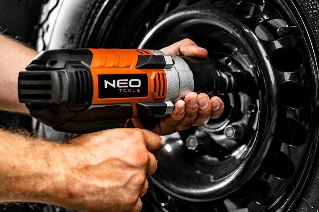 NEO KLUCZ UDAROWY ELEKTRYCZNY 1020W 950Nm 1/2" 04-720 2 BIEGI + 4 NASADKI
