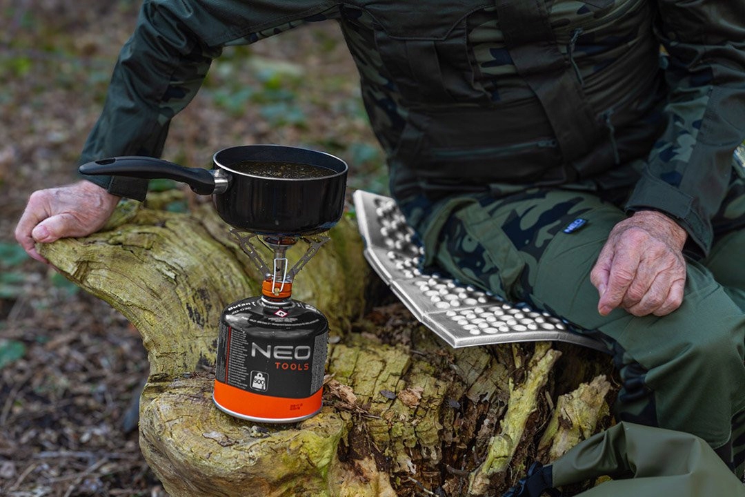 NEO TOOLS MATA SKŁADANA DO SIEDZENIA 30x40cm WATERPROOF SURVIVAL 63-160