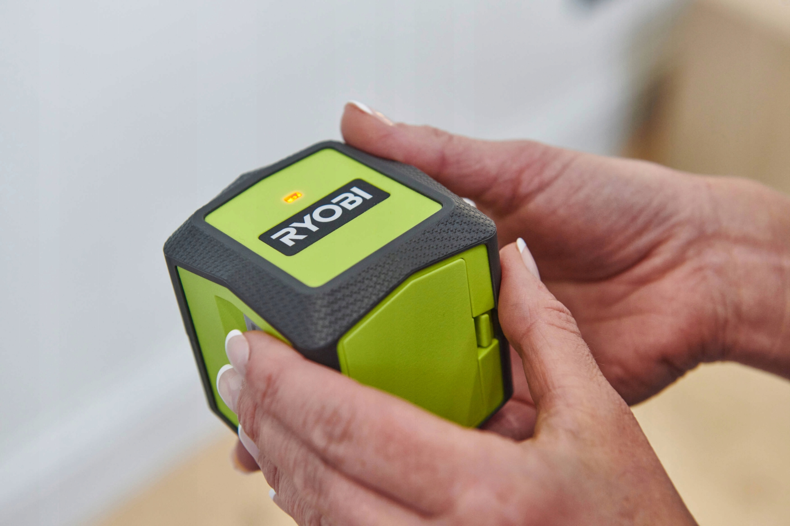 RYOBI LASER KRZYŻOWY ZIELONY ZE ZNACZNIKAMI STATYW