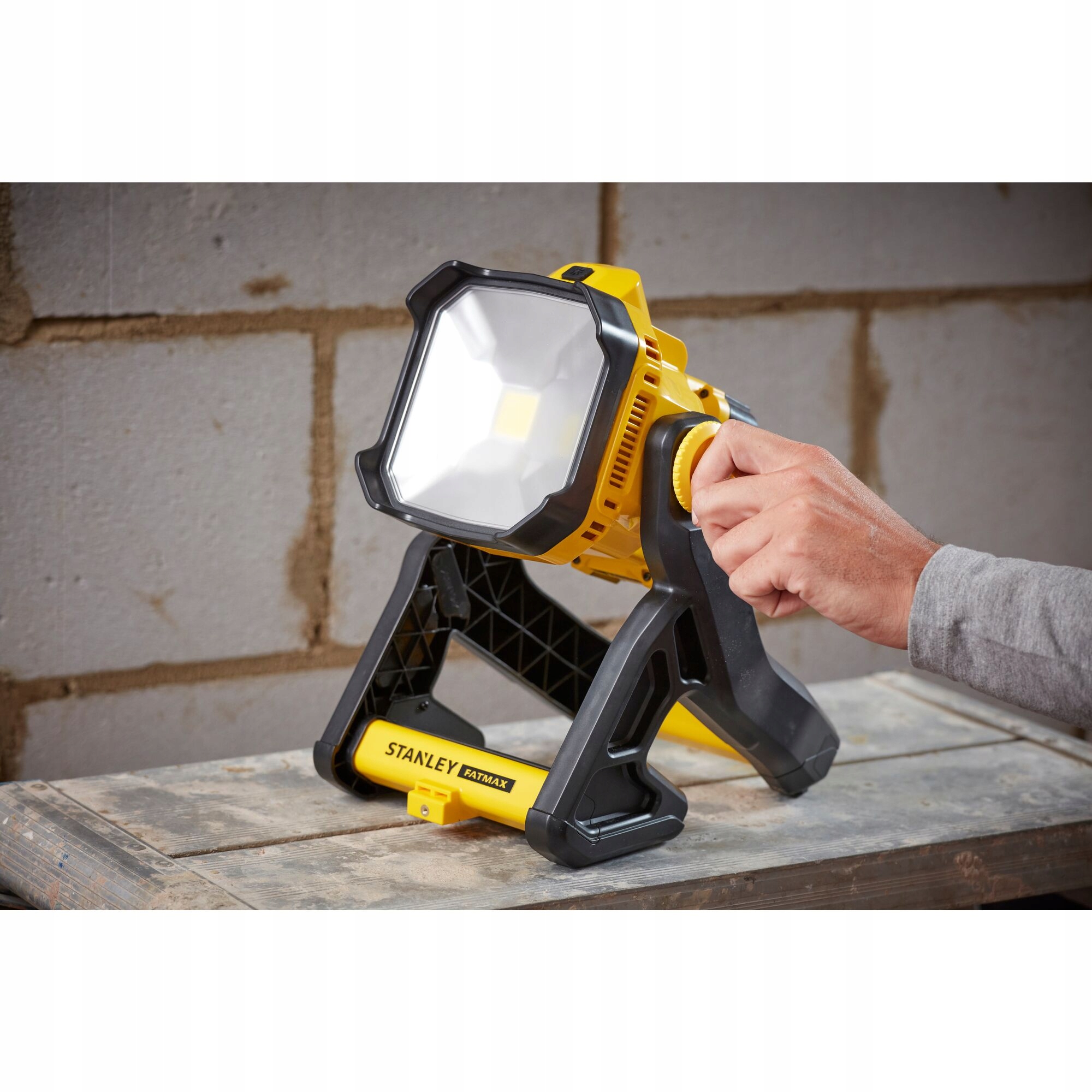 STANLEY V20 LAMPA OBSZAROWA LATARKA 18V SFMCL030B