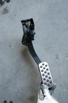 Потенциометр педаль газа opel zafira c 13253791 фото №1