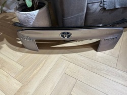 Toyota c-hr накладка кришки багажника 76811-f4010 фото №1