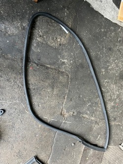 137 bmw e81 e83 прокладка двері ліва фото №1