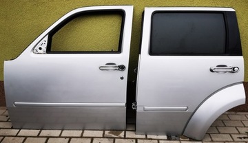 Dodge nitro двері ліві зад комплектні демонтаж фото №1