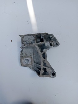 Лапи подушка кронштейн 2.4d volvo xc60 09- фото №1