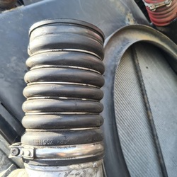 Actros mp 2 3 axor шланг соединитель шланг воздуха интеркулер a0020945582 фото №1