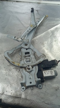 Pod.szyby левый перед opel corsa c 1.0b 01r фото №1