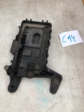 Основание корпус акумулятора volkswagen оригинальный номер 1k0915333c фото №1
