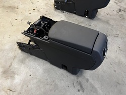 Туннель средний подлокотник кнопка тормоза ручного peugeot 3008 i фото №1