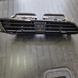 Решітка повітропровід середня audi q3 83a 83b820903 фото №1