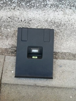 Tesla s кнопка відкривання капота лампа kufra 1008968-00-c оригінал фото №1