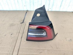 Tesla 3 y лампа права зад фото №1