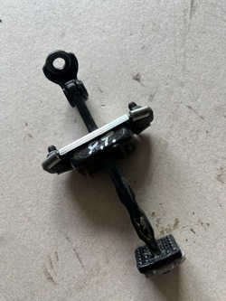 Kia proceed 18- ограничитель дверь правые зад задний фото №1