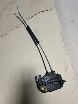 Hyundai i20 замок двері лівий зад 2 pin фото №1