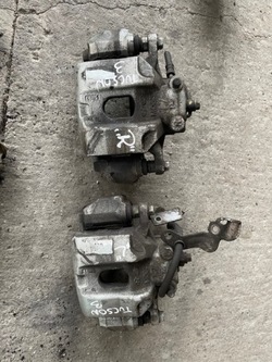 Hyundai tucson ii суппорт тормозной перед левый правые фото №1