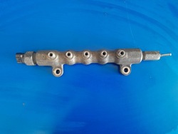 Планка впрыскивающий toyota 2.2 d4d 89458-71010 фото №1